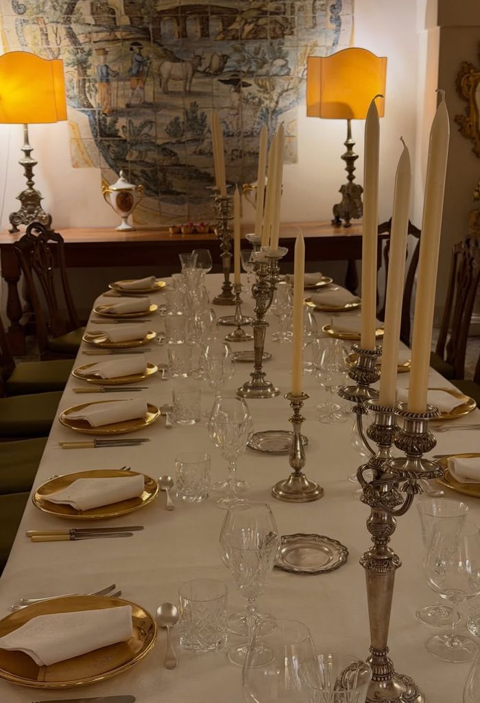Isabelle Junot, radiante con un vestido étnico halter y cruzado en una cena romántica en Sicilia