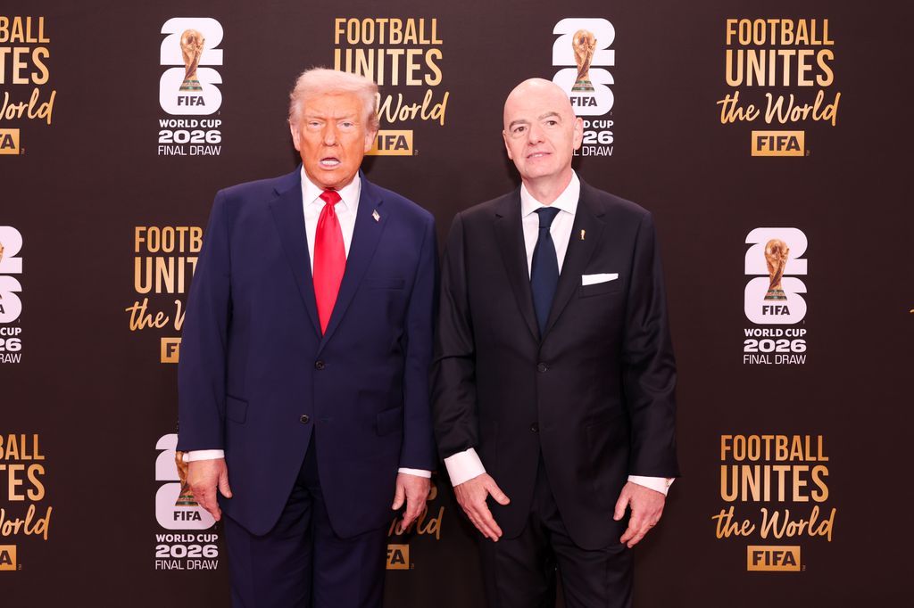 Gianni Infantino, presidente de la FIFA, junto a Donald Trump, presidente de los Estados Unidos en la alfombra roja del John F. Kennedy Center.