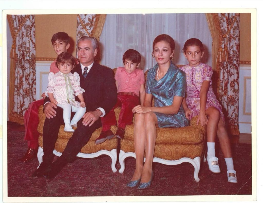 Reza Pahlavi compartió esta foto el 10 de junio con motivo del 25 aniversario de la muerte de su hermana pequeña. En la imagen se puede ver a los emperadores derrocados en el 79 con sus cuatro hijos, de los cuales solo sobreviven los dos mayores, mientras los pequeños perdieron la vida de forma prematura y en trágicas circunstancias.