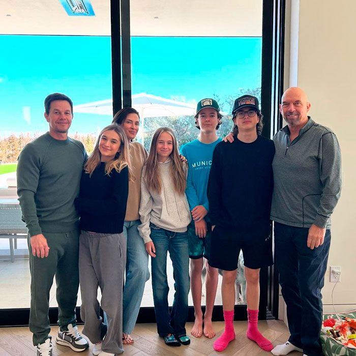 Mark Wahlberg con su mujer y sus cuatro hijos