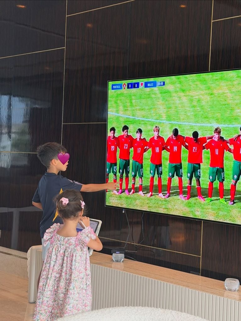 Los hermanos menores de Cristiano Ronaldo Jr. lo apoyaron desde casa.