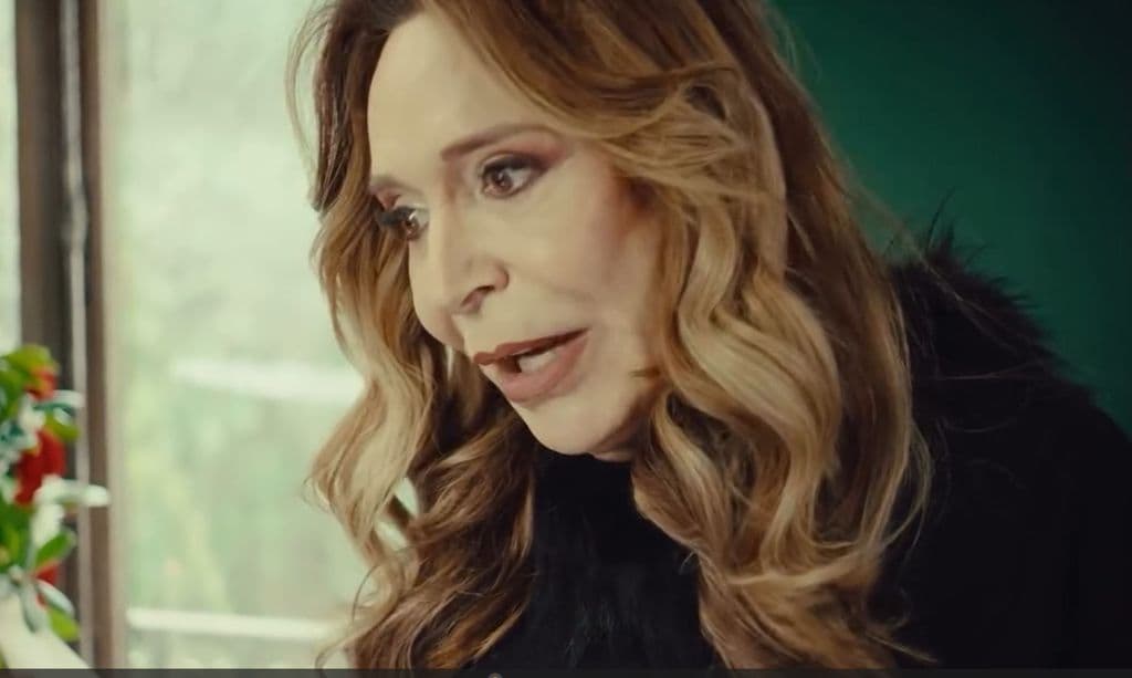 Benita despidiéndose de Lola Lolita en el vídeo