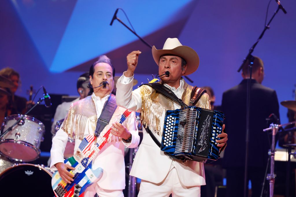 Los Tigres del Norte rindieron tributo a Dolores Huerta.