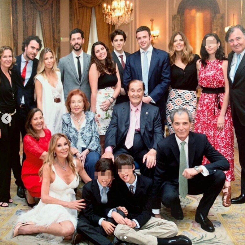 Álex, en un posado navideño, junto a toda la familia García-Obregón, incluidos su tía Ana y su primo Aless Lequio.