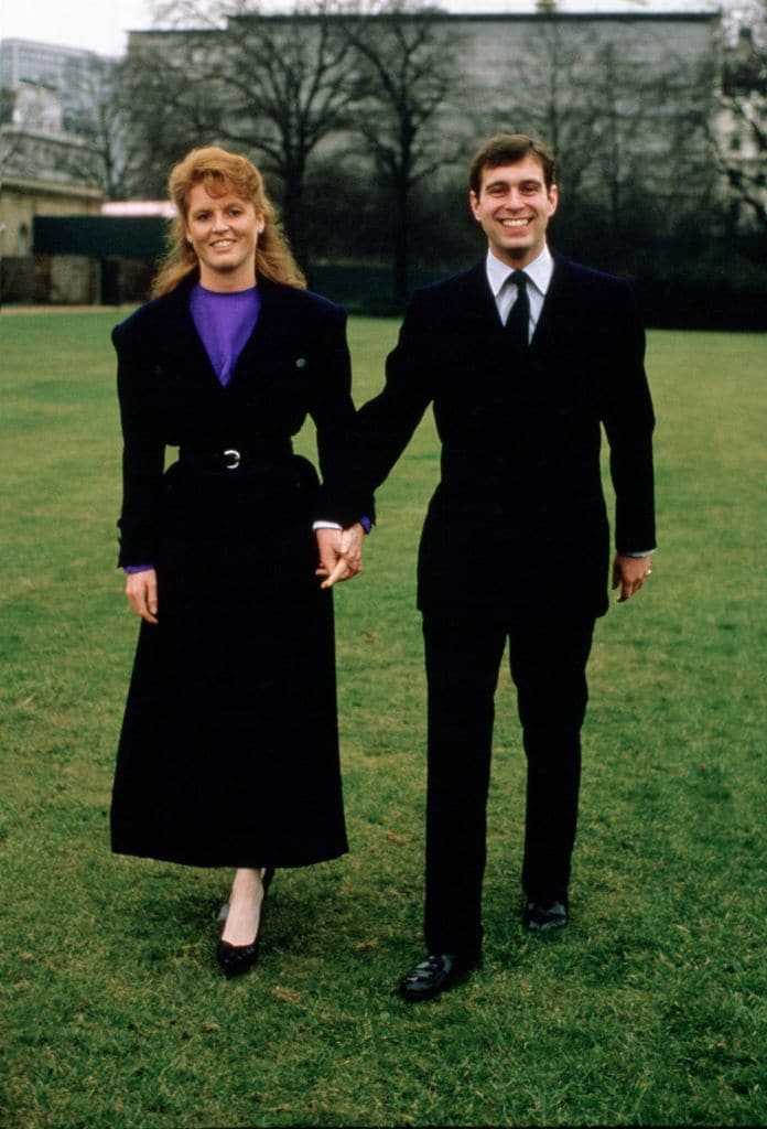 Sarah Ferguson y el príncipe Andrés en el día del anuncio de su compromiso el 17 de marzo de 1986, en el Palacio de Buckingham.