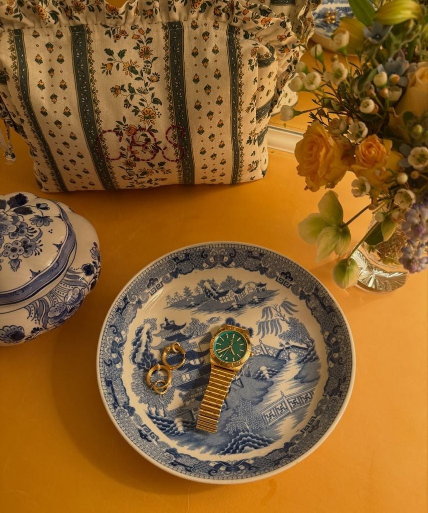 La princesa Cleopatra zu Oettingen-Spielberg deslumbra en rojo con un diseño de BOÜRET durante su escapada británica