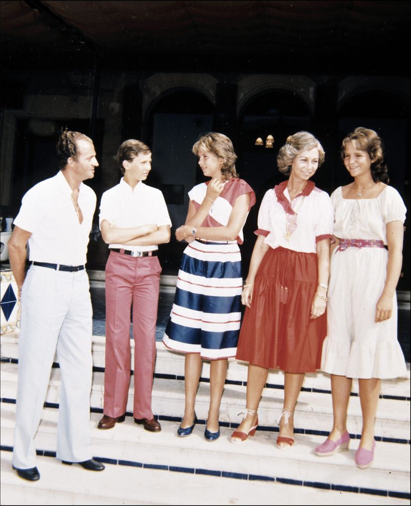 Juan Carlos I y Sofía de Grecia con sus hijos Felipe, Cristina y Elena en Marivent