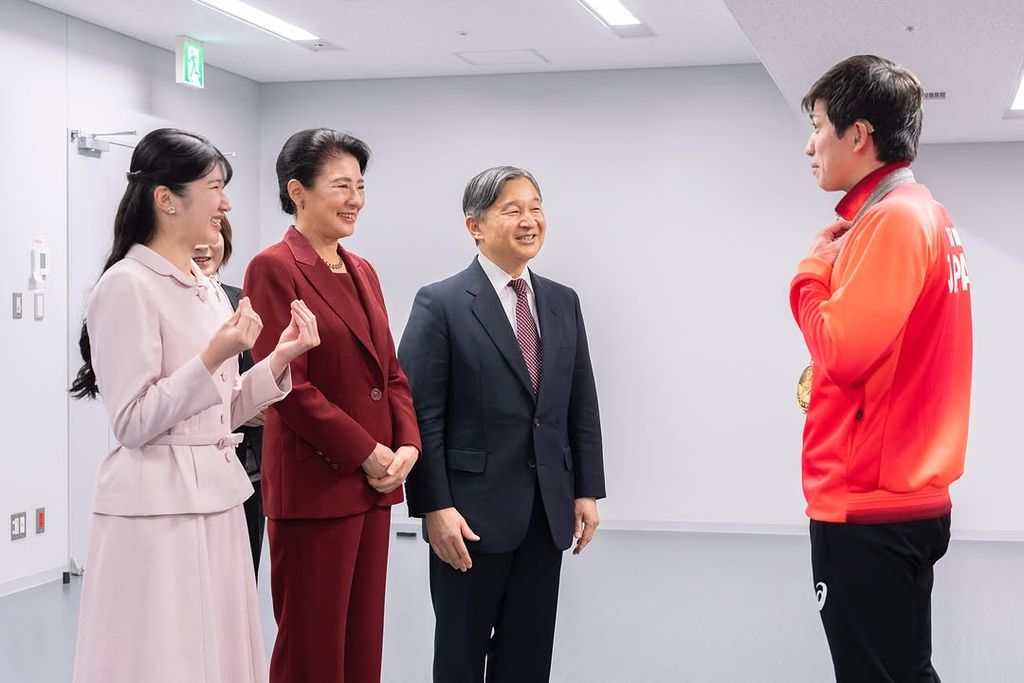 El emperador, con su mujer y su hija, hablan con uno de los atletas