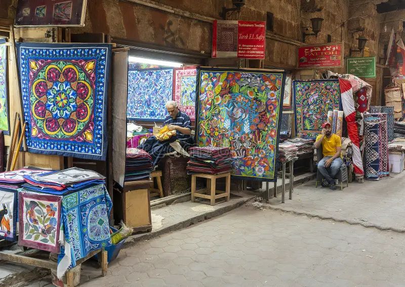 La Qasaba de Radwan Bey resguarda el arte textil egipcio en un entorno lleno de historia y detalle.