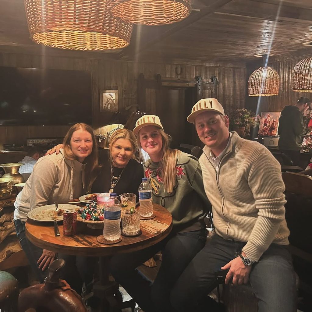 Corinna junto a su hija Gina, el esposo de esta, Iain Bethke, y una amiga de la familia