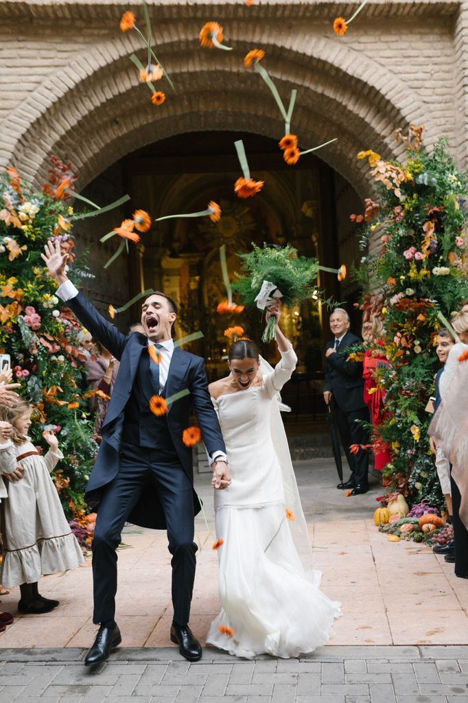 Salida de los novios de la iglesia