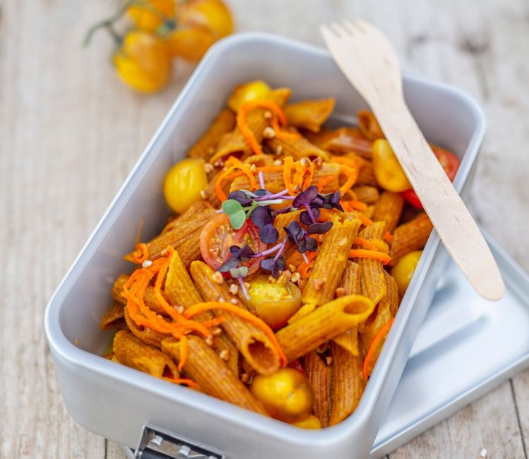 Pasta de lentejas naranjas con zanahoria, tomate y cacahuetes