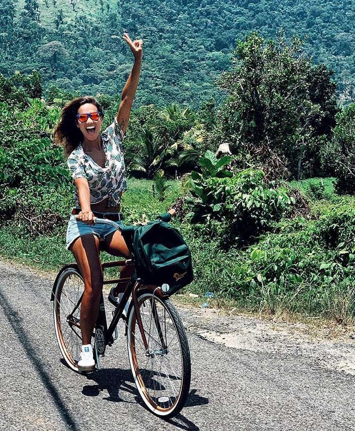 Lara Álvarez montando en bicicletas en Honduras