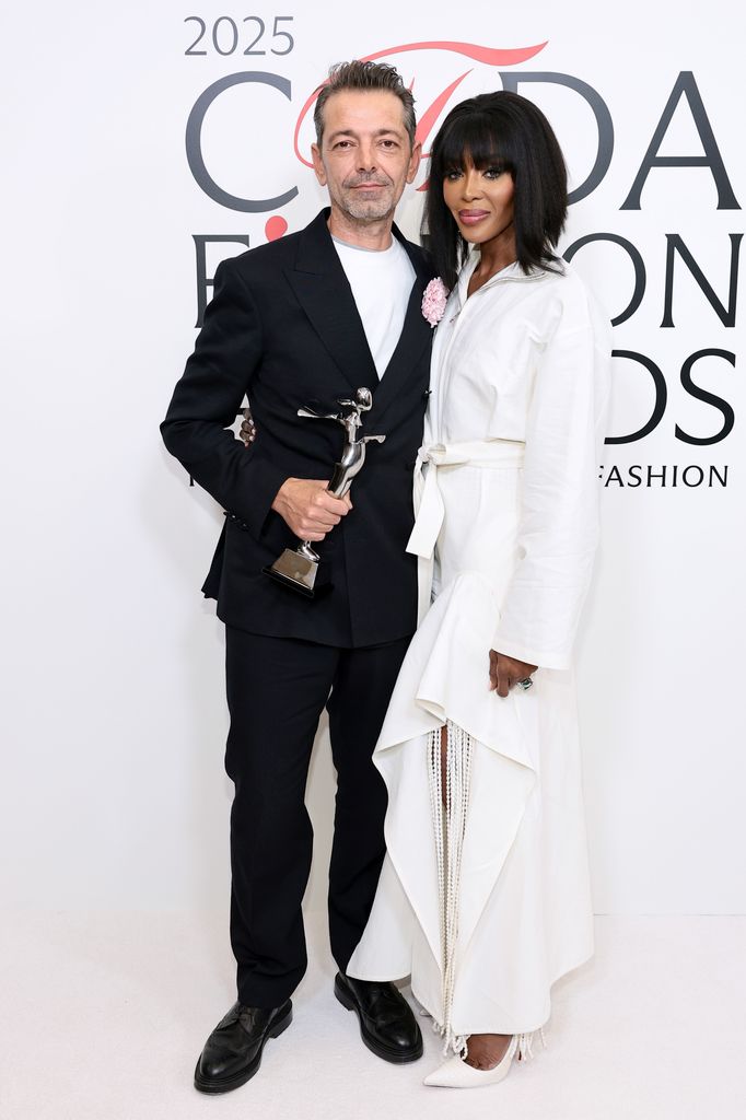 Pieter Mulier y Naomi Campbell en los CFDA Awards en 2025.