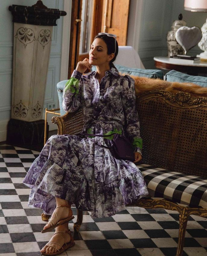 Sassa de Osma y el vestido estampado de invitada que llevarás con sandalia plana