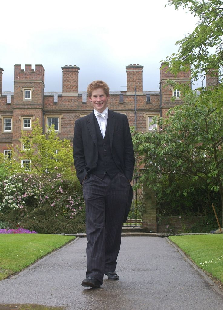 El príncipe Harry posa con el uniforme de Eton College en mayo de 2003, su último año allí
