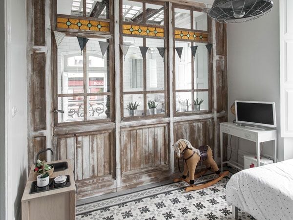 Isabel Otero y Ramiro Mora, artífices de la reforma, encuentran la inspiración en los pequeños detalles: un paisaje, sus hijos, una casa antigua... © Pombo Fotógrafos
