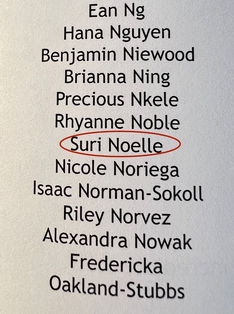 Para su graduación, Suri decidió omitir el apellido de su padre y aparecer como Suri Noelle. 