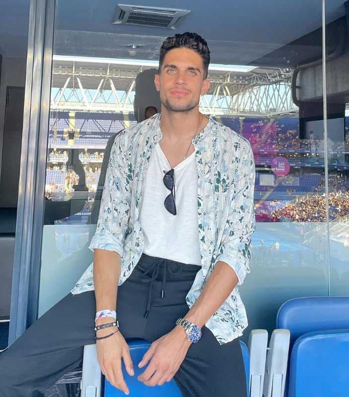 Marc Bartra con camisa en una terraza