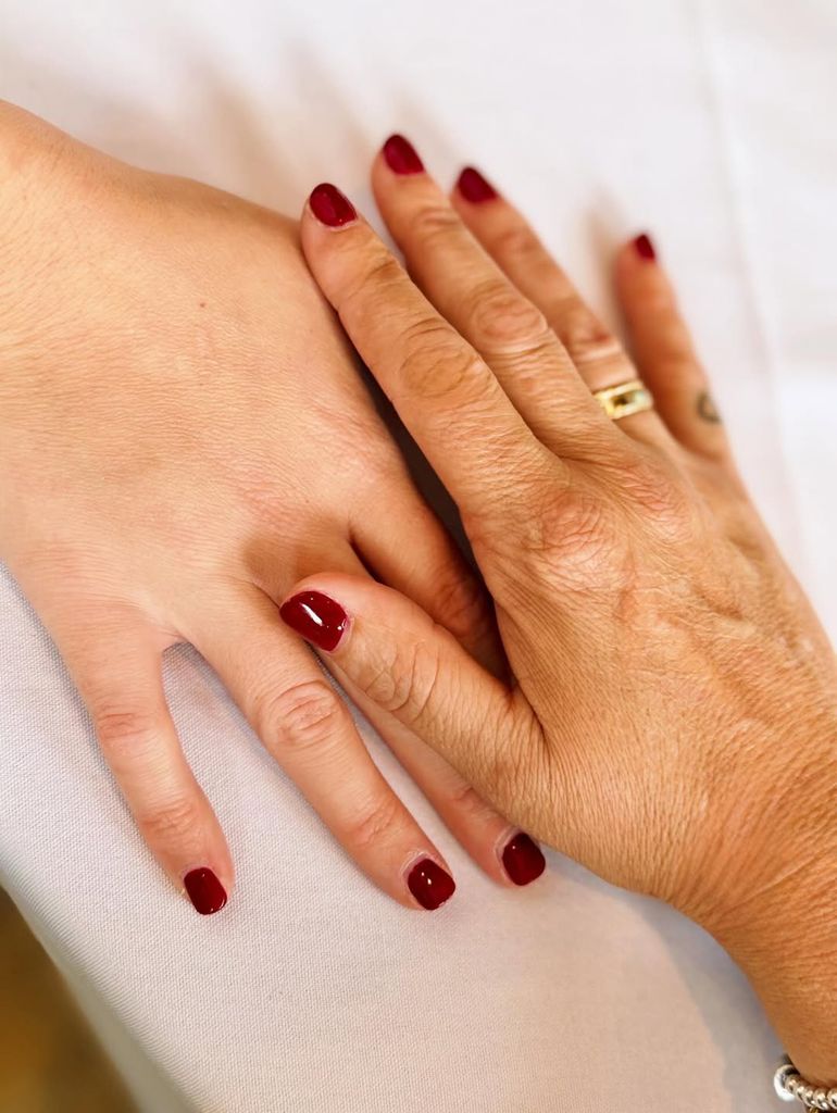 Las manos de madre e hija, unidas
