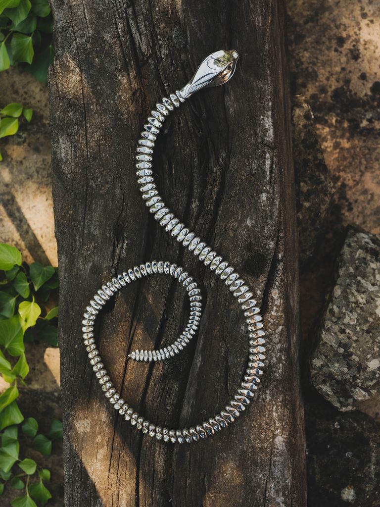 Collar Serpiente en plata de ley, diseñado por Elsa Peretti para Tiffany & Co., inspirado en el entorno natural de Sant Martí Vell, el pueblo que se convirtió en una fuente de inspiración permanente para su obra.