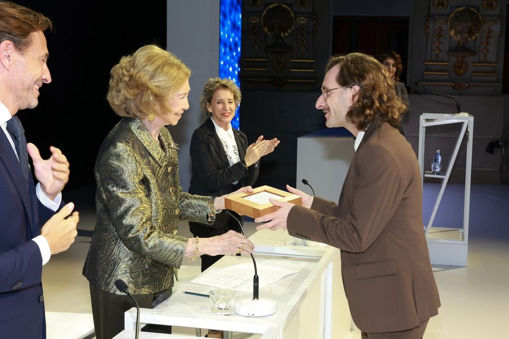 Plano medio de la Reina Sofía entregando un premio