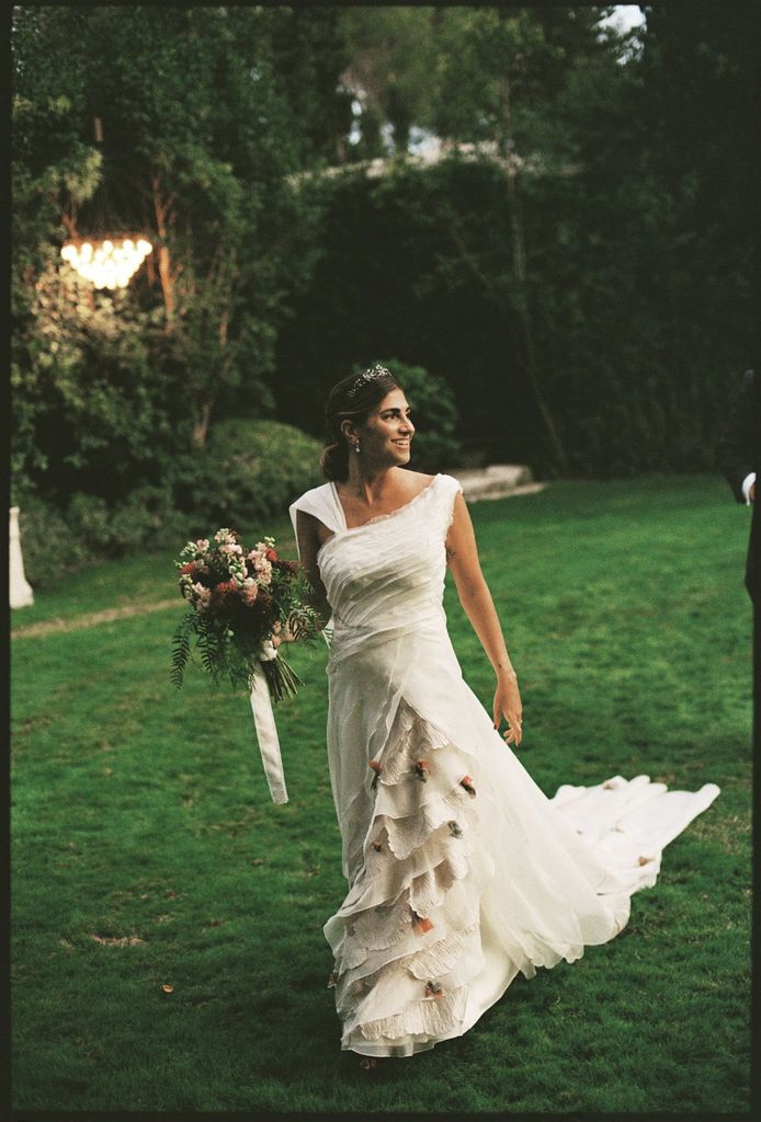 Vestido de novia de Sole Alonso con pétalos de flores