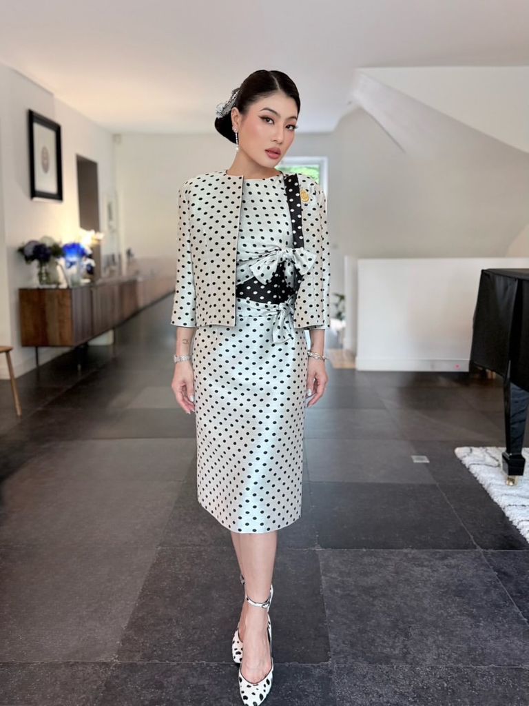La princesa Sirivannavari de Tailandia rescata el vestido de lunares que homenajea a su abuela, la reina Sirikit en su visita de Estado a Francia.
