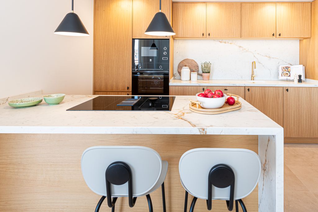 Cocina de madera con península