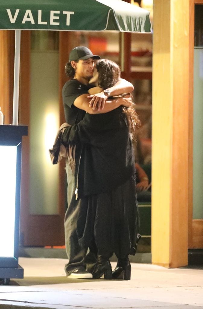 Rosalía y Emilio Sakraya fueron captados en un cariñoso abrazo que desató rumores de romance 
