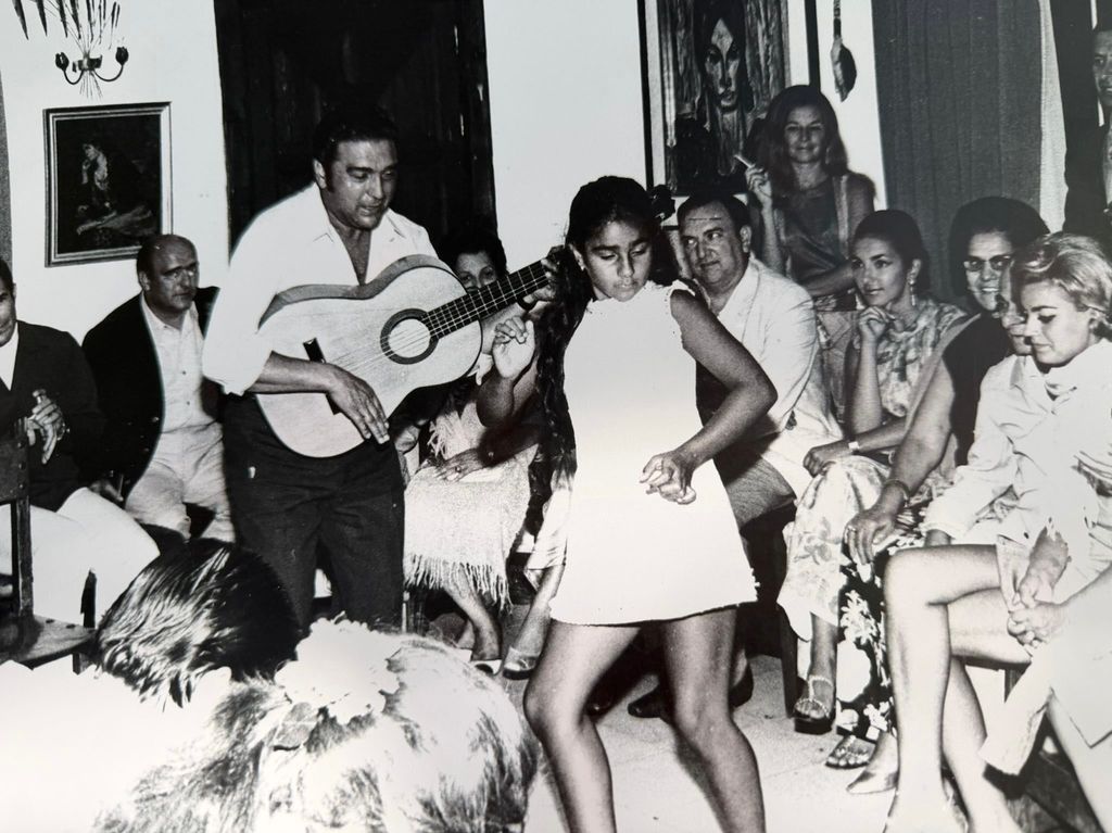 Lolita con 11 o 12 años bailando al son de la guitarra de su padre, Antonio González 'El pescaílla'
