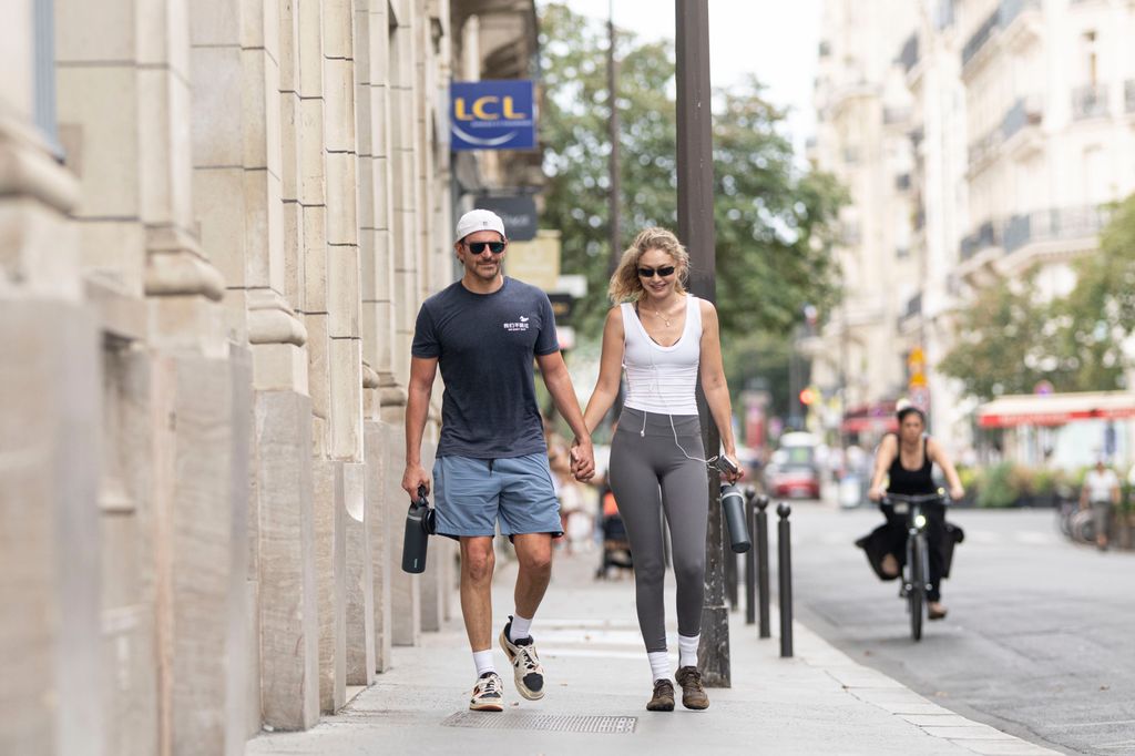 El actor y la modelo, que mantienen una relación desde 2023, pasearon de la mano por las calles de París con un look deportivo y de lo más relajado