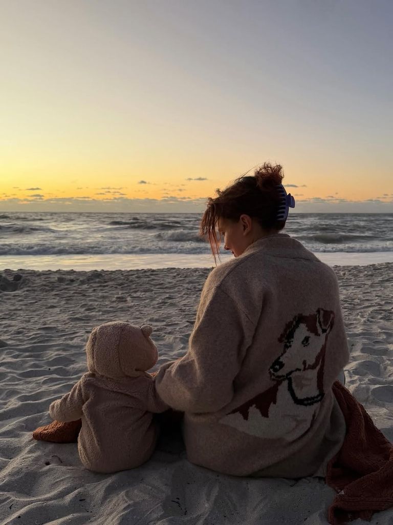 Millie Bobby Brown celebró su cumpleaños 22 con esta tierna foto junto a su hija.