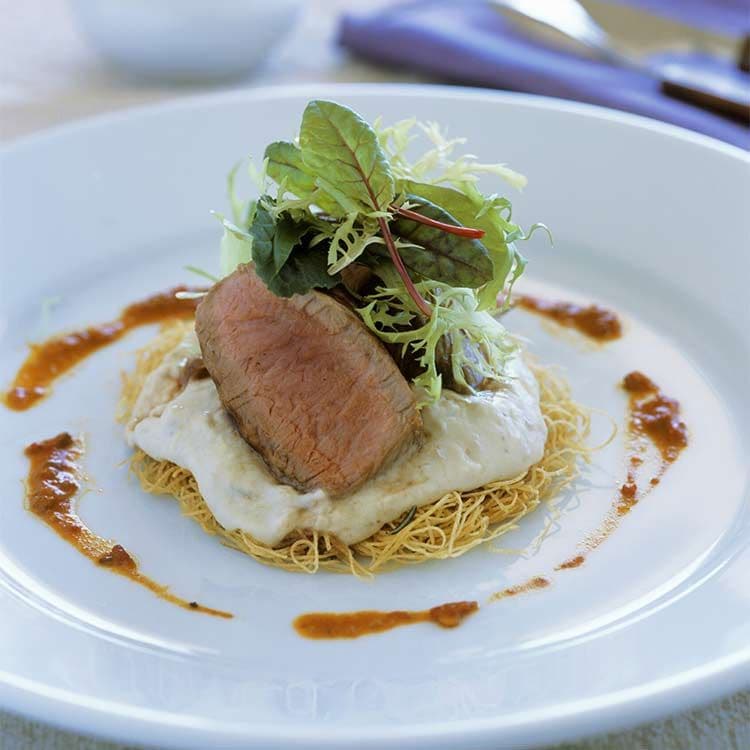 Medallones de cordero con puré de berenjena y pasta kataifi