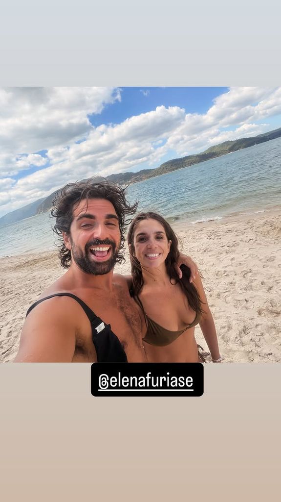 Elena y Guillermo Furiase, cariñosos y cómplices durante un paseo junto al mar