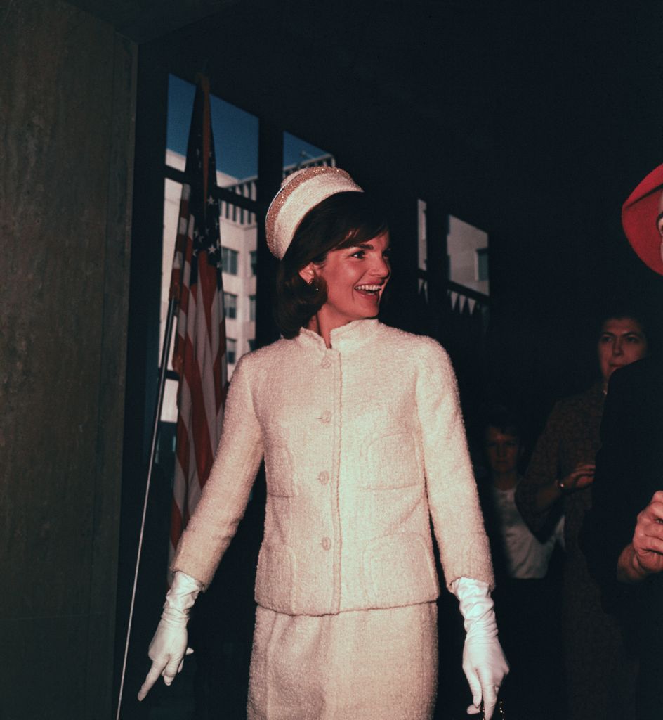 Jacqueline Kennedy en un desfile de moda en el US State Department, la "Commonwealth Costume Cavalcade" en Washington D.C