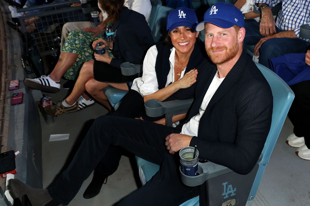 El príncipe Harry y Meghan Markle disfrutaron del juego entre los Toronto Blue Jays y los Los Angeles Dodgers.