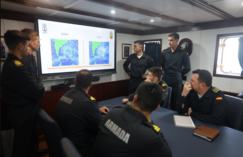 Los guardiamarinas del buque escuela Juan Sebastián De Elcano navegan por el Estrecho de Magallanes 