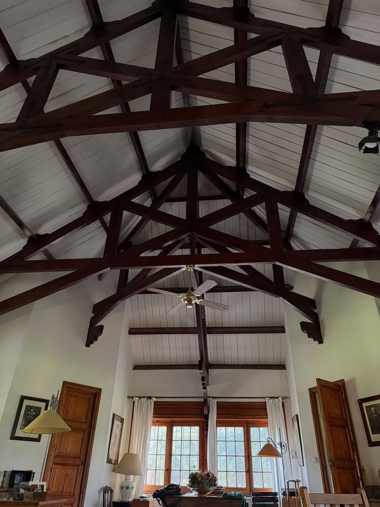 Los techos, altos y con vigas de madera, son un ejemplo de la arquitectura tradicional andaluza
