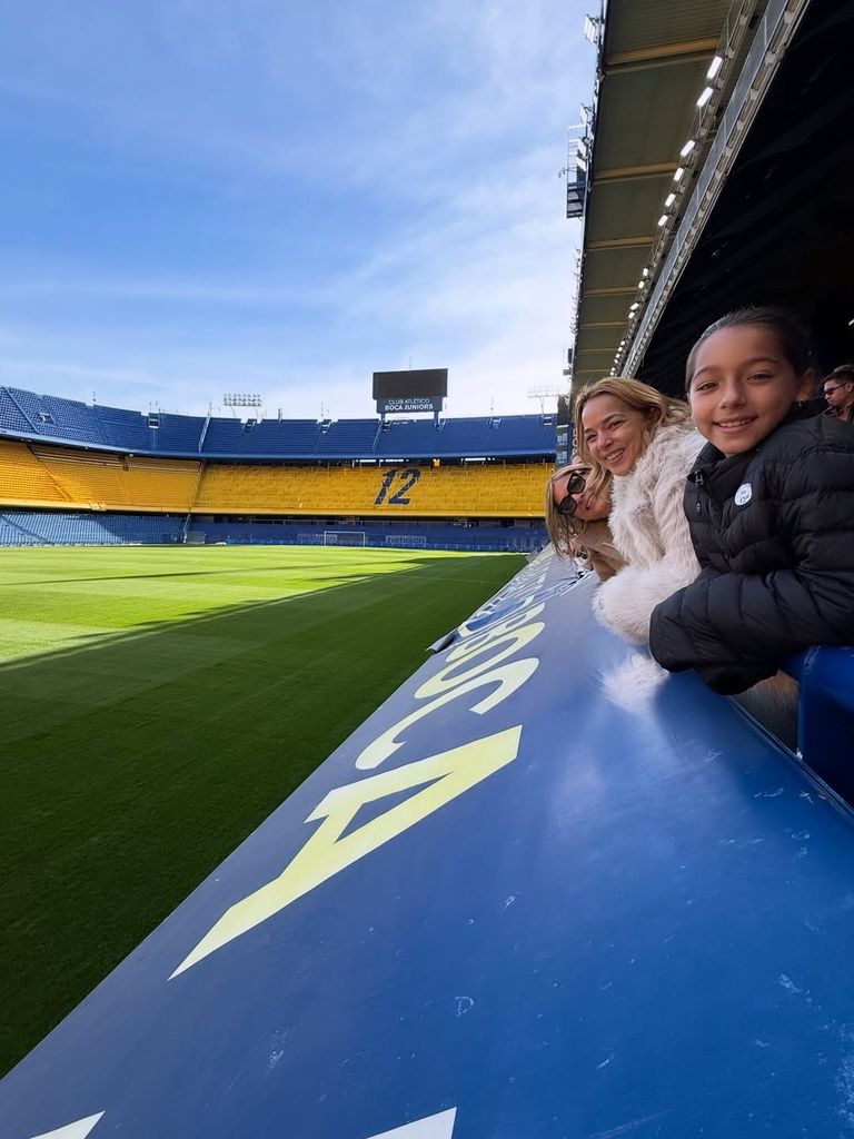 El estadio estaba vacío, lo que le permitió a Adamari y Alaïa recorrerlo con tranquilidad