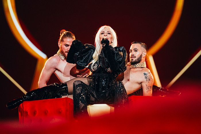 La artista lleva un diseño de Michael Costello