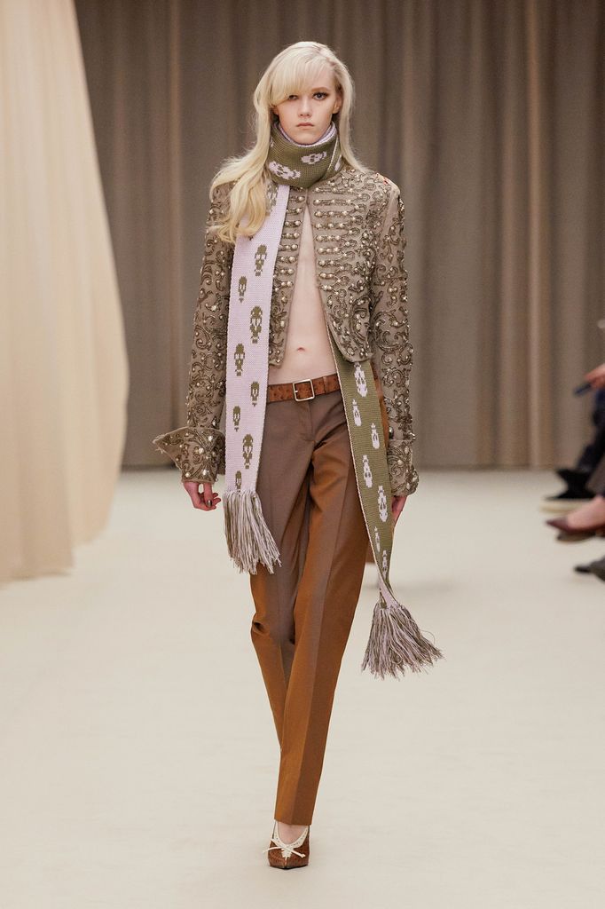 Look 13 de la pasarela con el icónico estampado de calaveras.