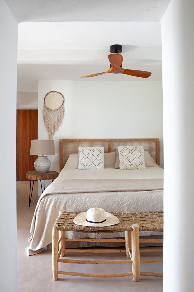 Dormitorio con ventilador de techo de madera