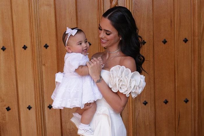Bruna Biancardi con su hija el día de su bautizo