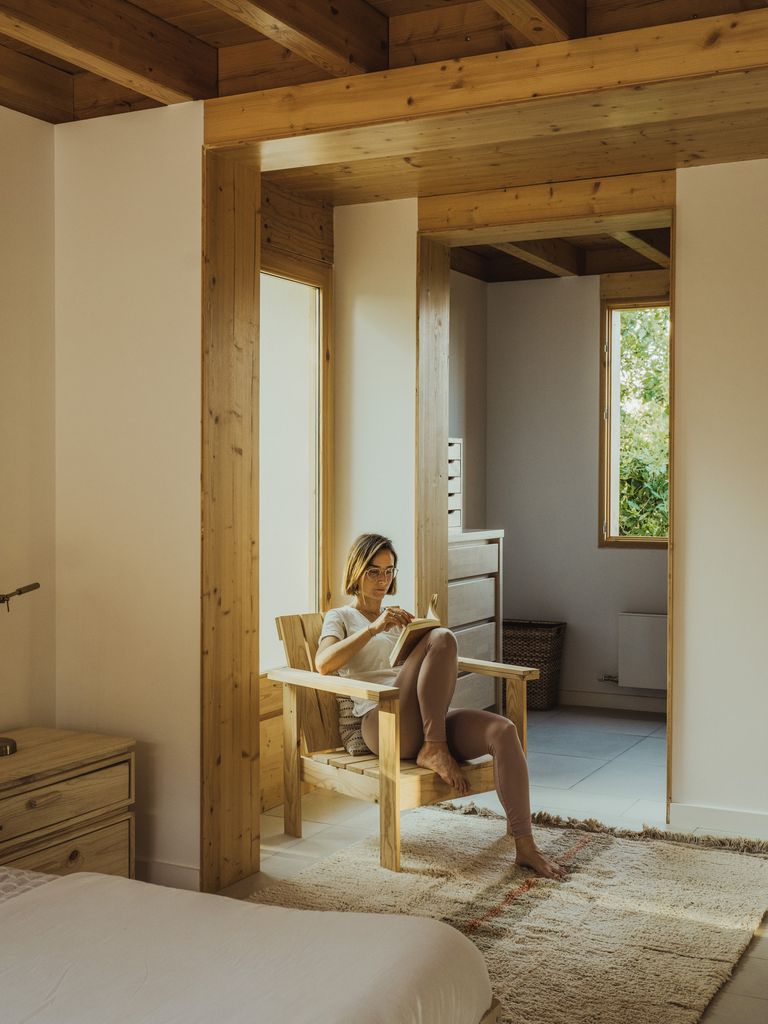 Rincón de lectura situado en una zona luminosa del dormitorio