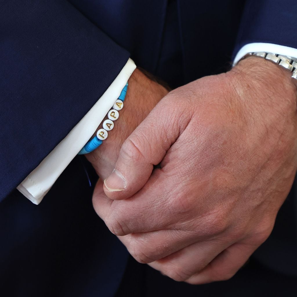 Primer plano de la pulsera del Príncipe Guillermo en su visita a Sudáfrica