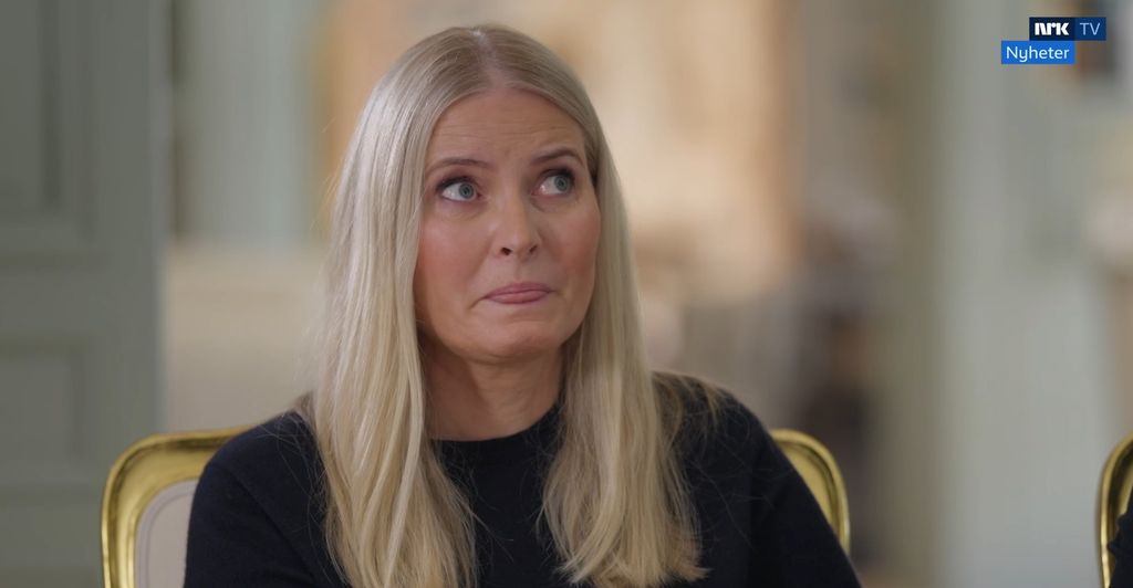Mette-Marit saca la lengua en un momento de la entrevista con NRK