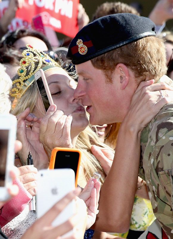 Cuando Harry de Inglaterra se acercó a la joven y accedió a darle un beso a petición suya, ella le engaña y le agarra el cuello con fuerza para conseguir que el beso sea en los labios
