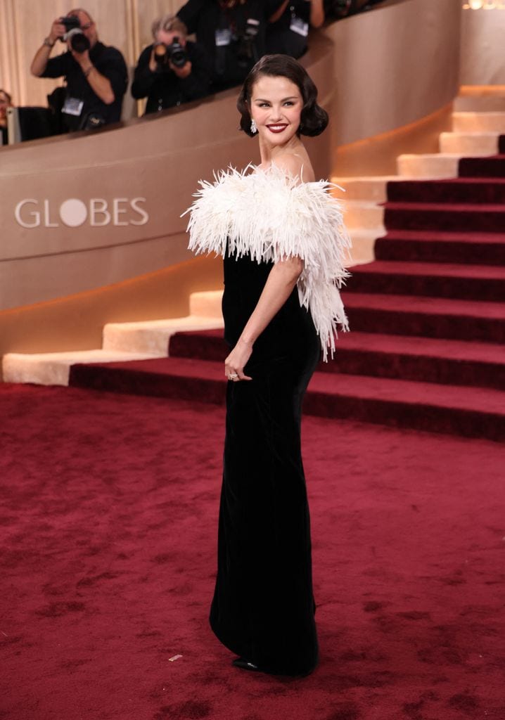 Selena Gomez posa en la alfombra roja de los Golden Globes.