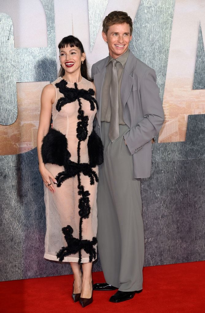 Úrsula Corberó con Eddie Redmayne en la premiere de Jackal